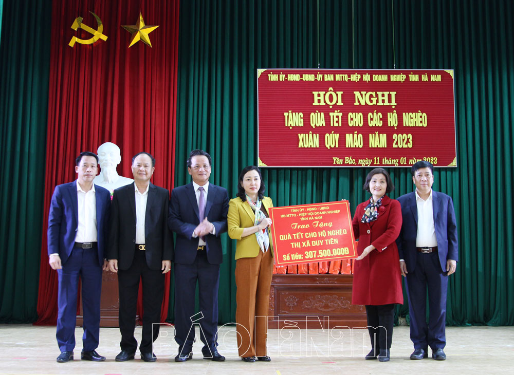 Các đồng chí lãnh đạo tỉnh thăm tặng quà nhân dịp Tết Nguyên đán Quý Mão 2023