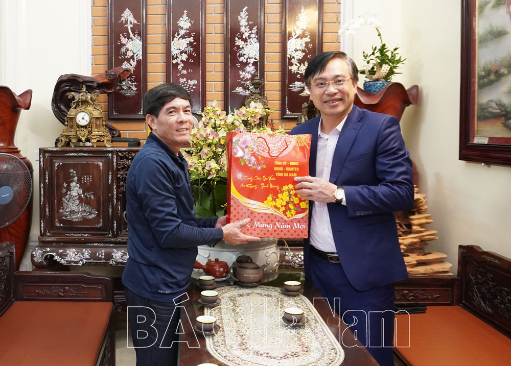Các đồng chí lãnh đạo tỉnh thăm tặng quà nhân dịp Tết Nguyên đán Quý Mão 2023