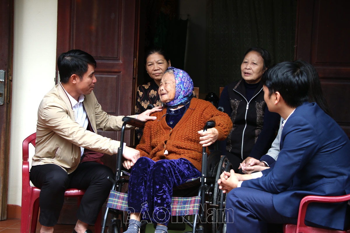 Sở Kế hoạch và Đầu tư thăm tặng quà Tết Bà mẹ Việt Nam anh hùng Vũ Thị Đam