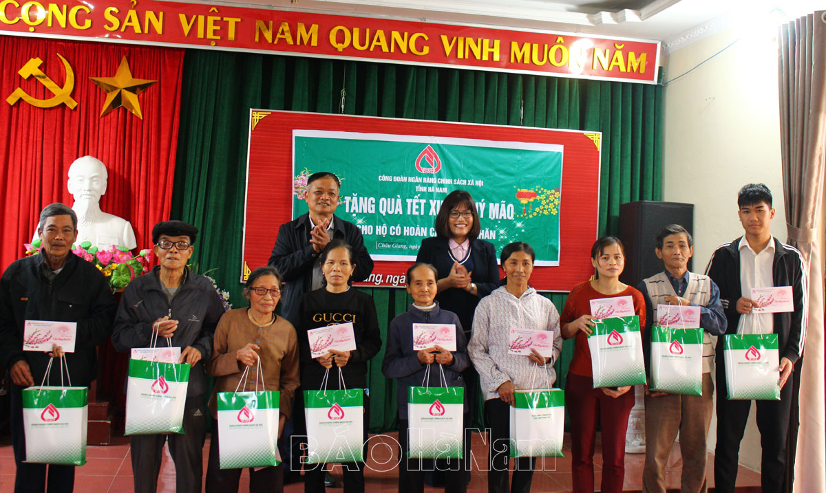 Công đoàn Ngân hàng CSXH tỉnh tặng quà các hộ gia đình khó khăn tại xã Yên Nam và phường Châu Giang