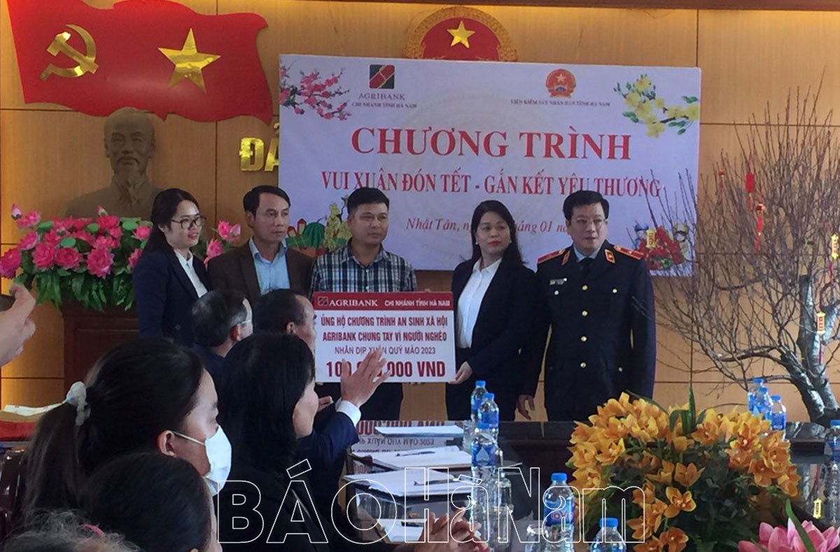 Viện kiểm sát nhân dân tỉnh trao tặng 200 suất quà cho hộ có hoàn cảnh khó khăn trên địa bàn xã Nhân Tân