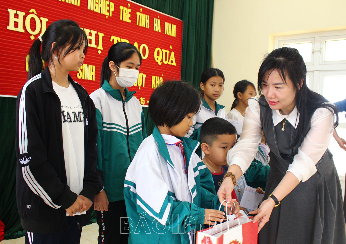 Tặng quà Tết cho học sinh có hoàn cảnh khó khăn tại phường Duy Hải