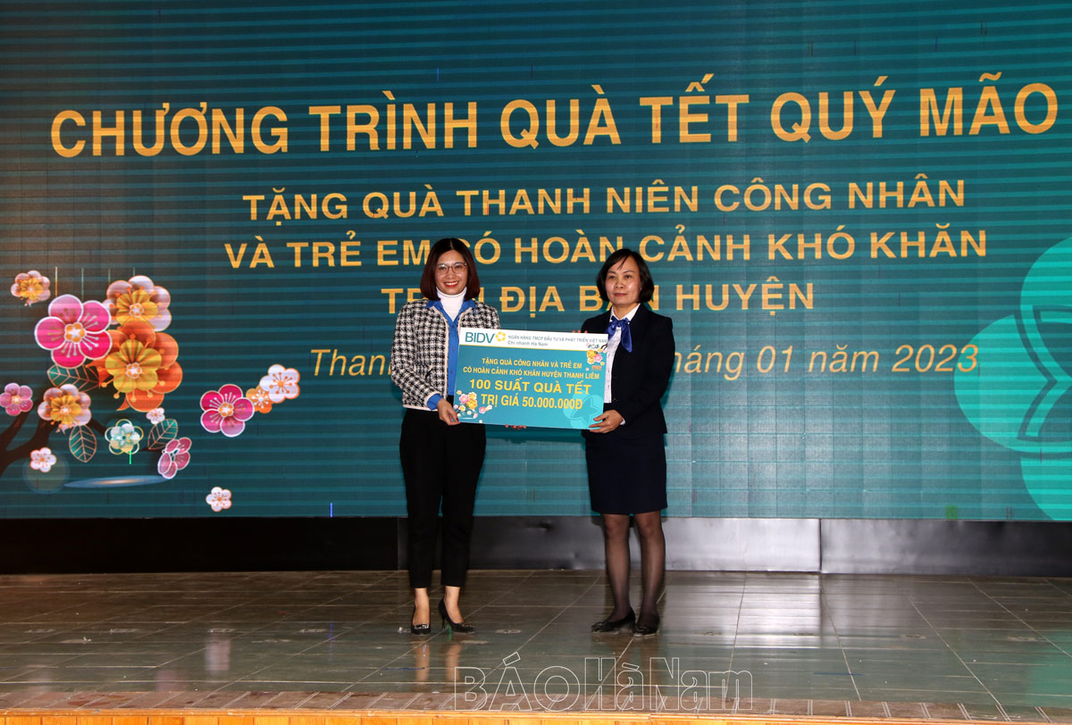 Ngân hàng BIDV chi nhánh Hà Nam tặng 100 suất quà Tết cho người   lao động nghèo và trẻ em có hoàn cảnh khó khăn trên địa bàn huyện Thanh Liêm