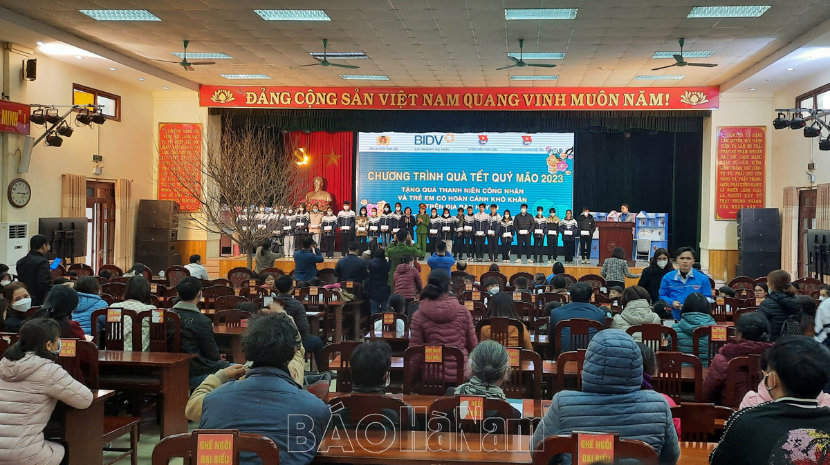 Ngân hàng BIDV chi nhánh Hà Nam tặng 100 suất quà Tết cho người   lao động nghèo và trẻ em có hoàn cảnh khó khăn trên địa bàn huyện Thanh Liêm