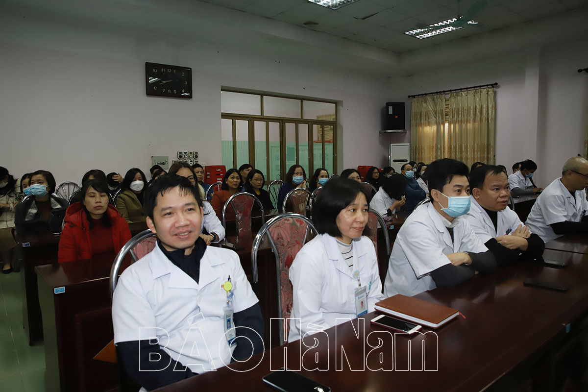 Đồng chí Phó Bí thư Thường trực Tỉnh ủy Đinh Thị Lụa thăm chúc Tết BVĐK tỉnh Điện lực Hà Nam