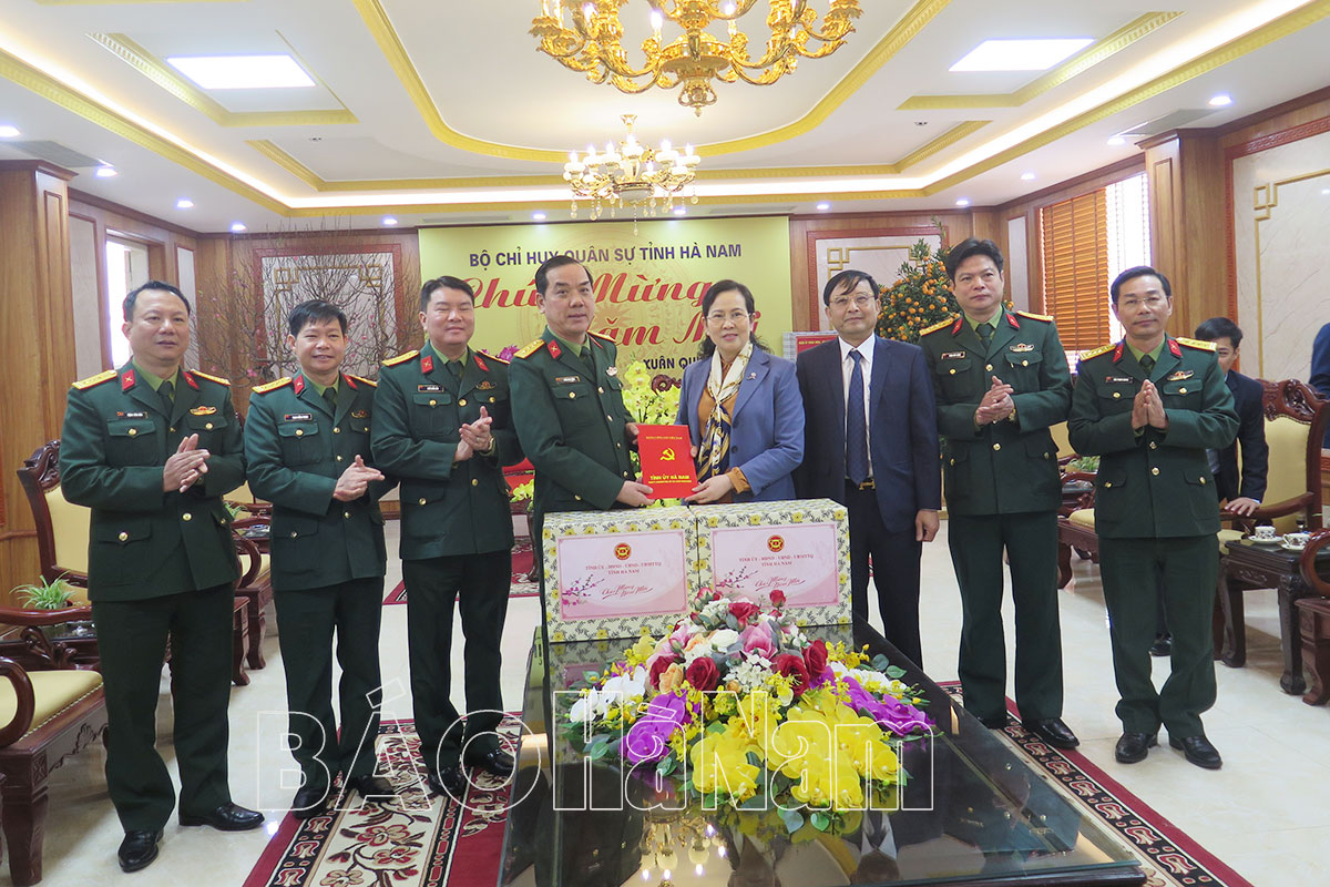 Đồng chí Bí thư Tỉnh uỷ thăm chúc Tết tại Bộ CHQS tỉnh