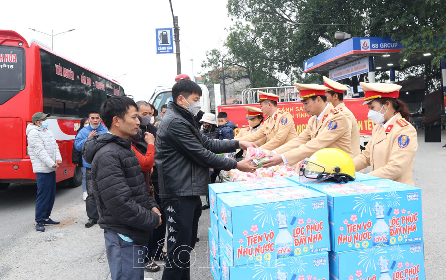 Cảnh sát giao thông Hà Nam hỗ trợ giúp đỡ người dân về quê ăn Tết an toàn