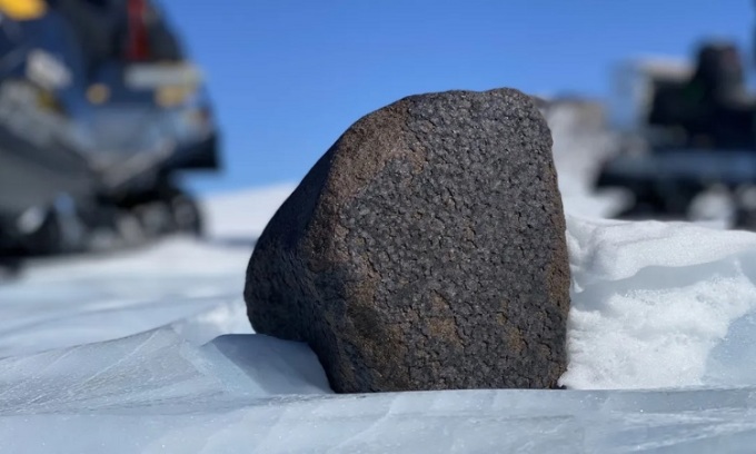 Thiên thạch hiếm phát lộ trên nền tuyết Nam Cực