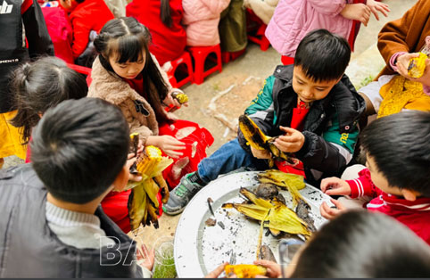 Trải nghiệm nét văn hóa Tết cho con trẻ ở Trường Tiểu học Nguyễn Tất Thành