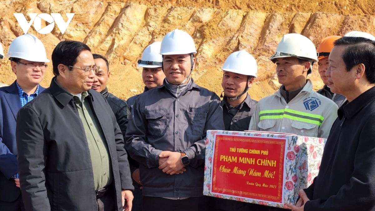 Thủ tướng kiểm tra đôn đốc dự án cao tốc Tuyên Quang – Phú Thọ chúc Tết công nhân