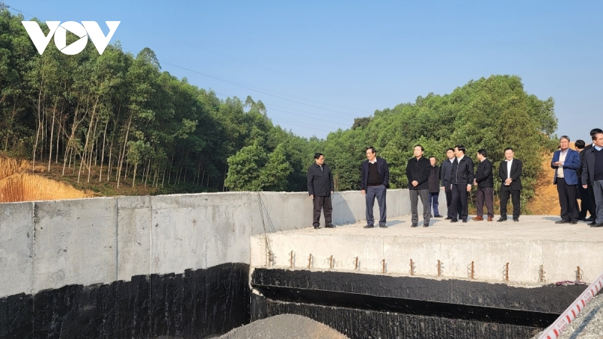 Thủ tướng kiểm tra đôn đốc dự án cao tốc Tuyên Quang – Phú Thọ chúc Tết công nhân