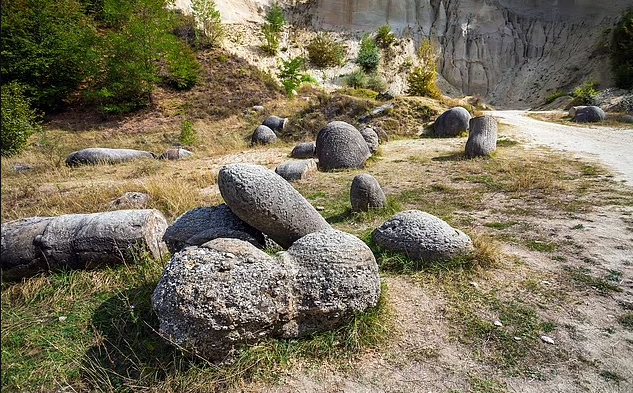 Những tảng đá tự mọc thêm 5cm sau mỗi 1000 năm