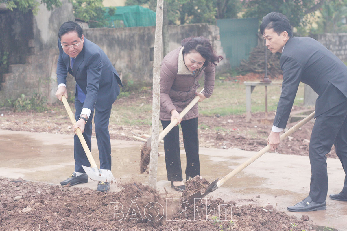 Các đồng chí lãnh đạo tỉnh kiểm tra sản xuất đầu năm và tham dự Tết trồng cây tại các địa phương