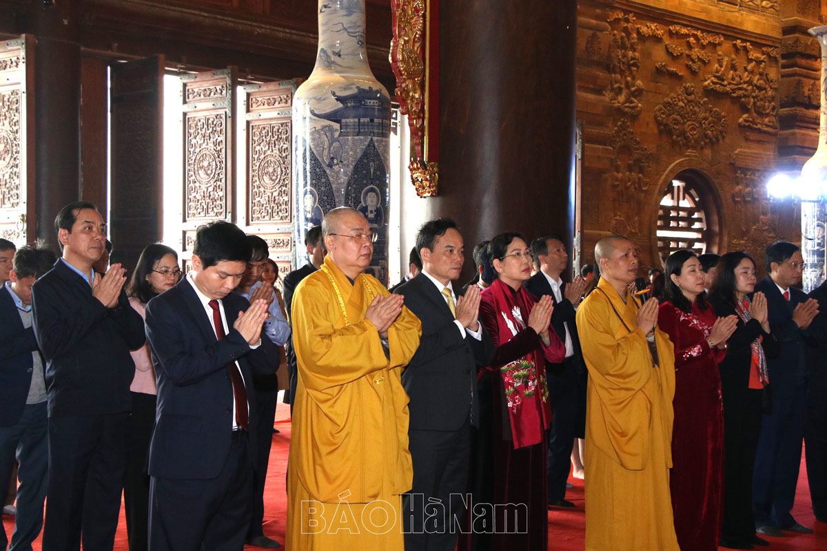 Phó Thủ tướng Trần Lưu Quang và các đồng chí lãnh đạo dâng hương chùa Tam Chúc đầu xuân