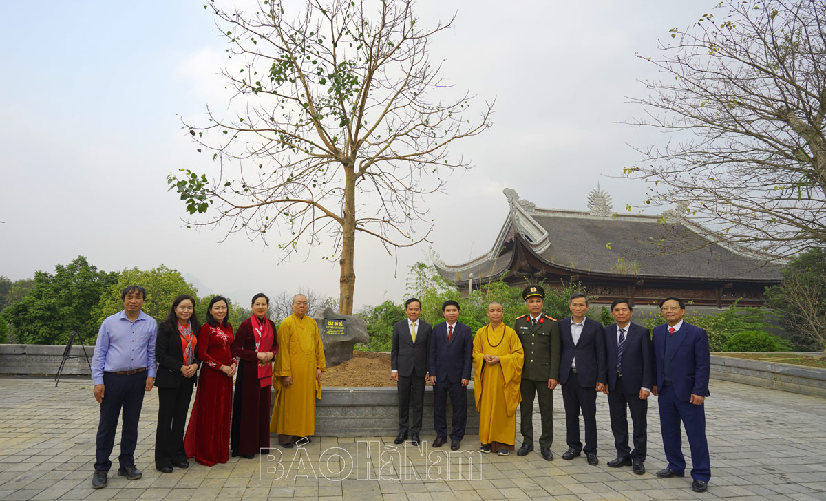 Phó Thủ tướng Trần Lưu Quang và các đồng chí lãnh đạo dâng hương chùa Tam Chúc đầu xuân