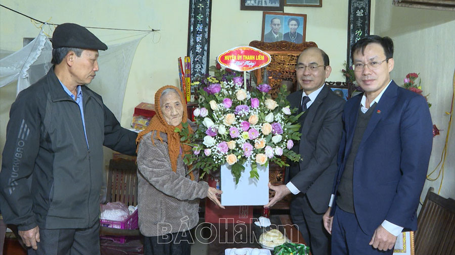 Huyện uỷ Thanh Liêm tổ chức trao Huy hiệu Đảng dịp 32