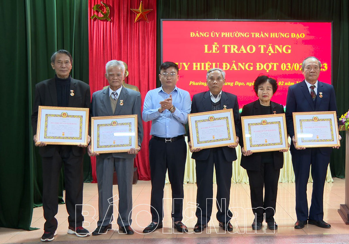 Thành ủy Phủ Lý tổ chức trao tặng huy hiệu đảng đợt 32