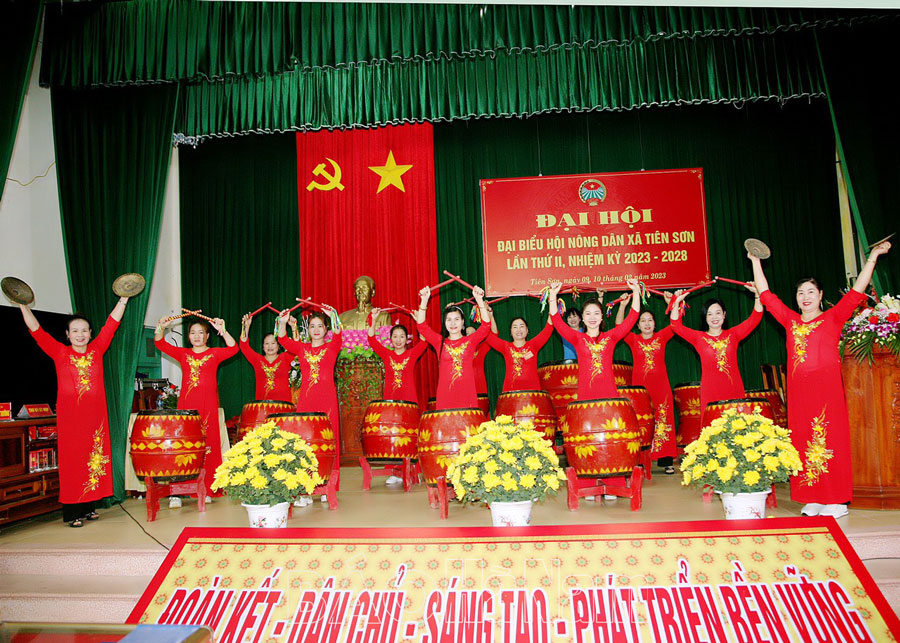 Đội trống nữ làng Đọi Tam