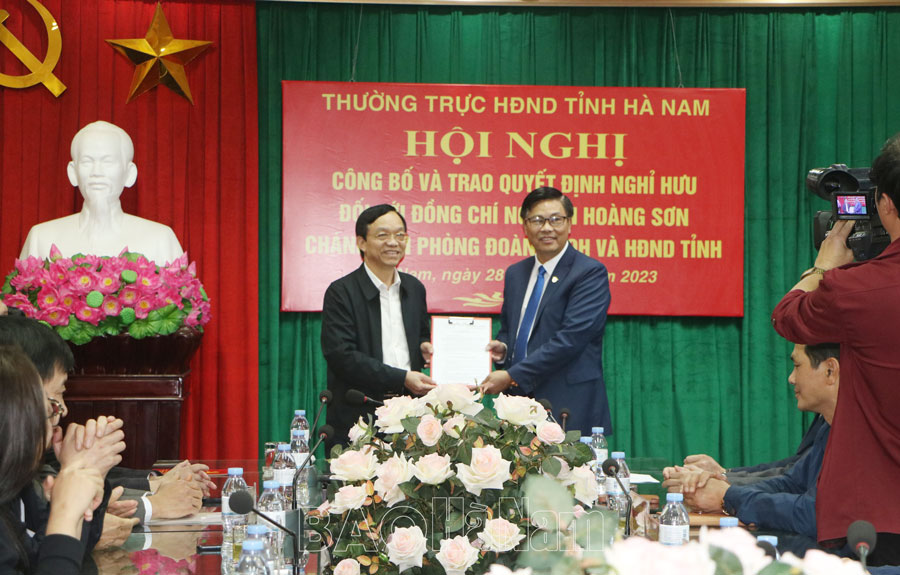 Công bố trao quyết định nghỉ hưu cho đồng chí Nguyễn Hoàng Sơn Chánh Văn phòng Đoàn ĐBQHHĐND tỉnh