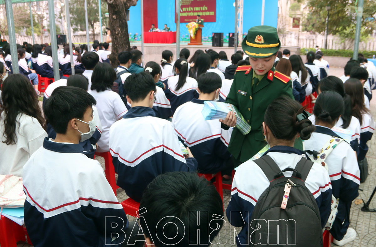 Gần 700 học sinh Trường THPT Chuyên Biên Hòa được tuyên truyền hướng nghiệp tuyển sinh quân sự năm 2023