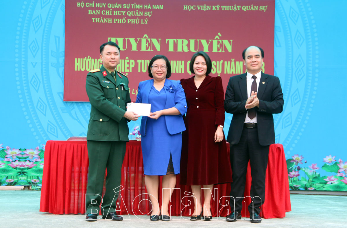 Gần 700 học sinh Trường THPT Chuyên Biên Hòa được tuyên truyền hướng nghiệp tuyển sinh quân sự năm 2023