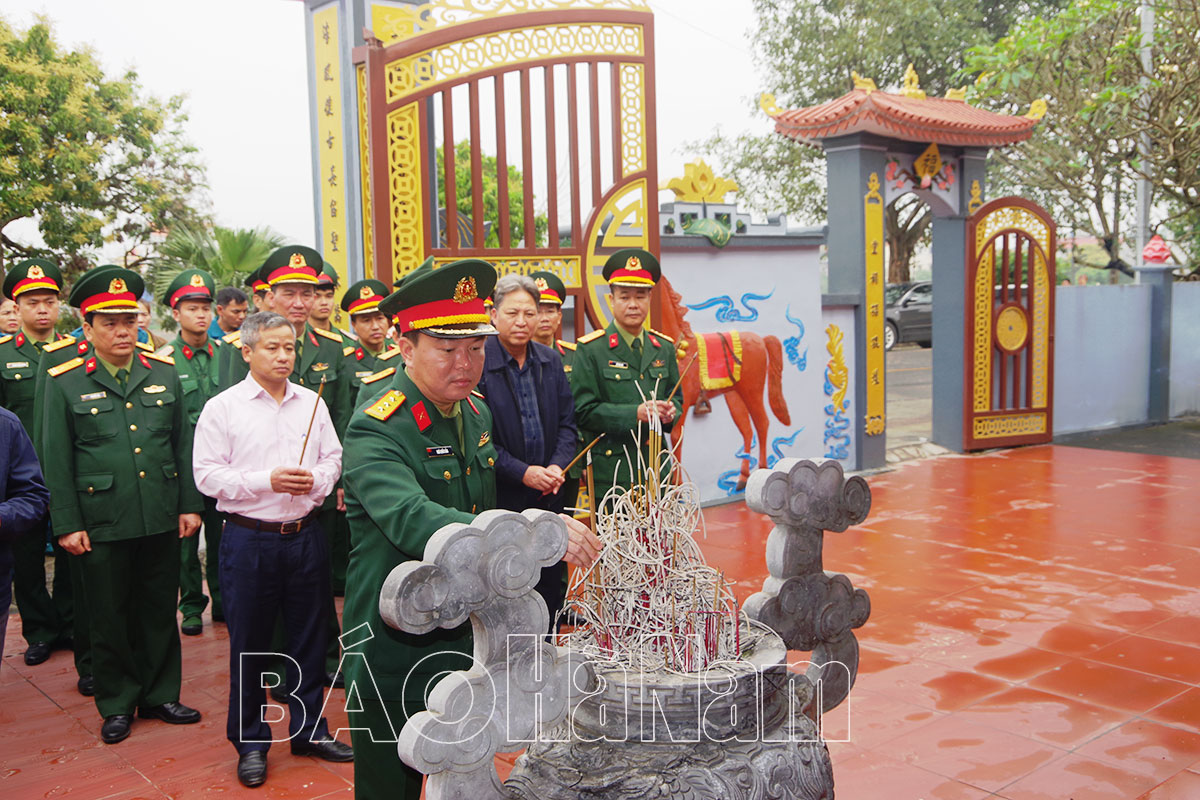 Bộ CHQS tỉnh dâng hương tại Đình Bông