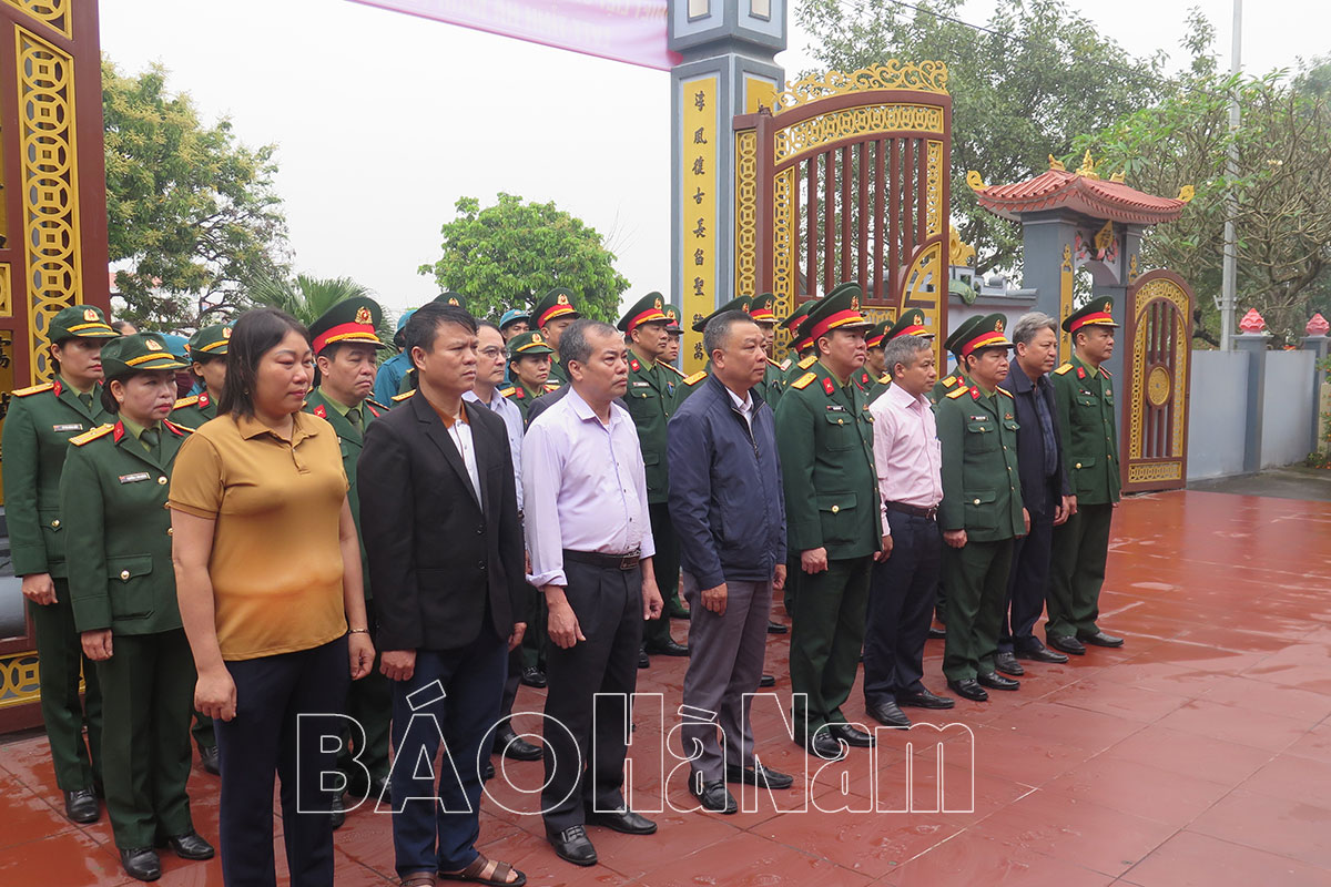 Bộ CHQS tỉnh dâng hương tại Đình Bông