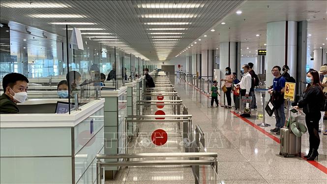 Bộ Công an khuyến cáo rủi ro khi xách hộ hàng hóa tại sân bay
