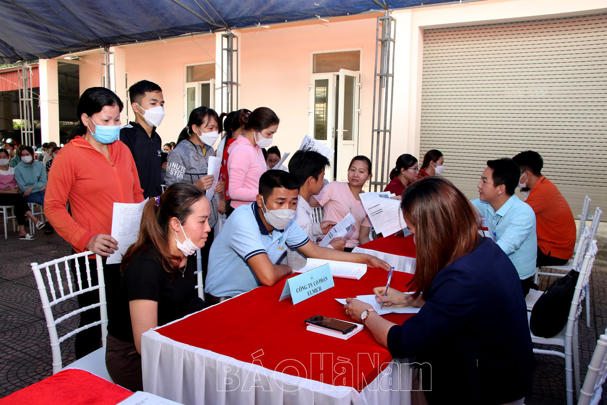 Gần 350 lao động đến Sàn giao dịch việc làm  lưu động tại huyện Bình Lục nghe tuyên truyền chính sách Bảo hiểm xã hội và tìm việc làm
