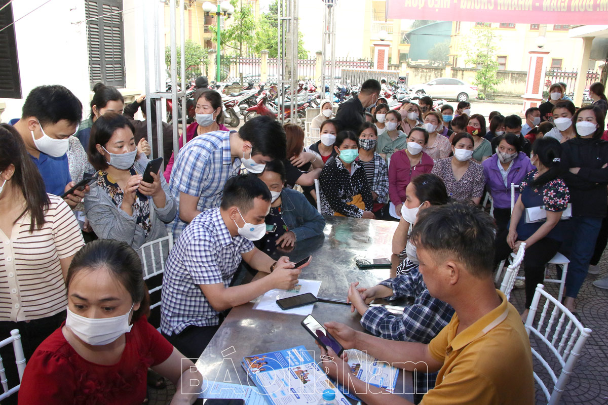 Gần 350 lao động đến Sàn giao dịch việc làm  lưu động tại huyện Bình Lục nghe tuyên truyền chính sách Bảo hiểm xã hội và tìm việc làm