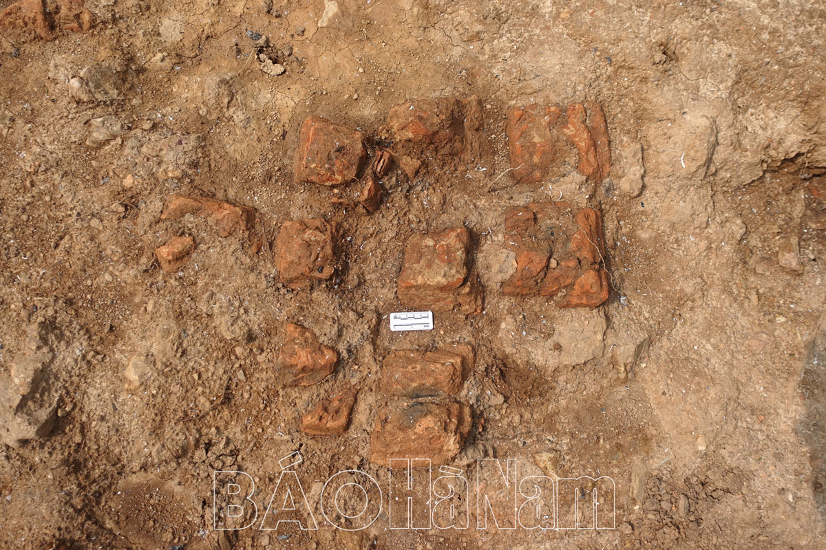 Khai quật khảo cổ học khẩn cấp dấu tích nền móng đền Thượng xã Liêm Cần