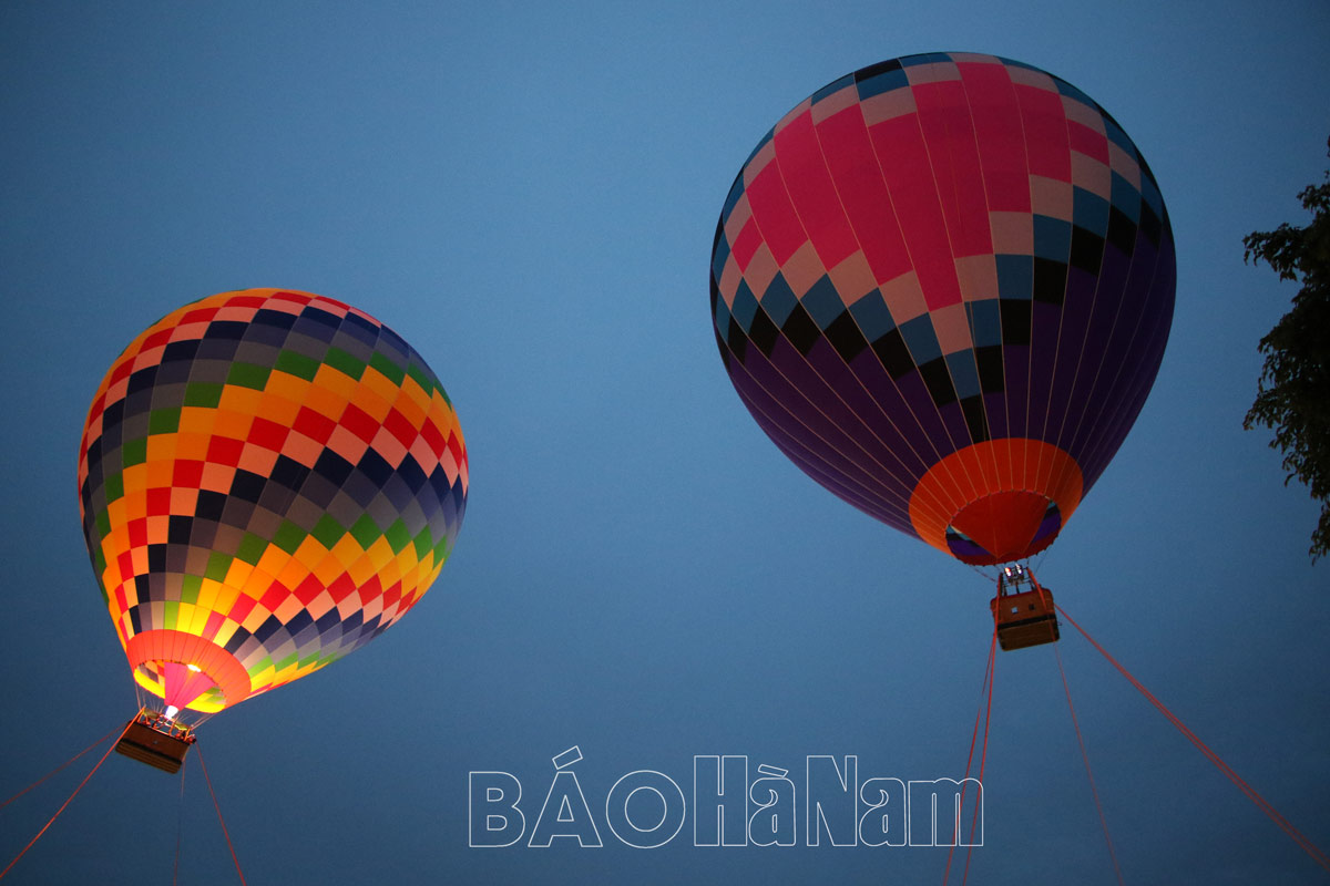 Hàng nghìn người được tham gia hoạt động trải nghiệm bay khinh khí cầu trong tuần Văn hóa du lịch Hà Nam 2023