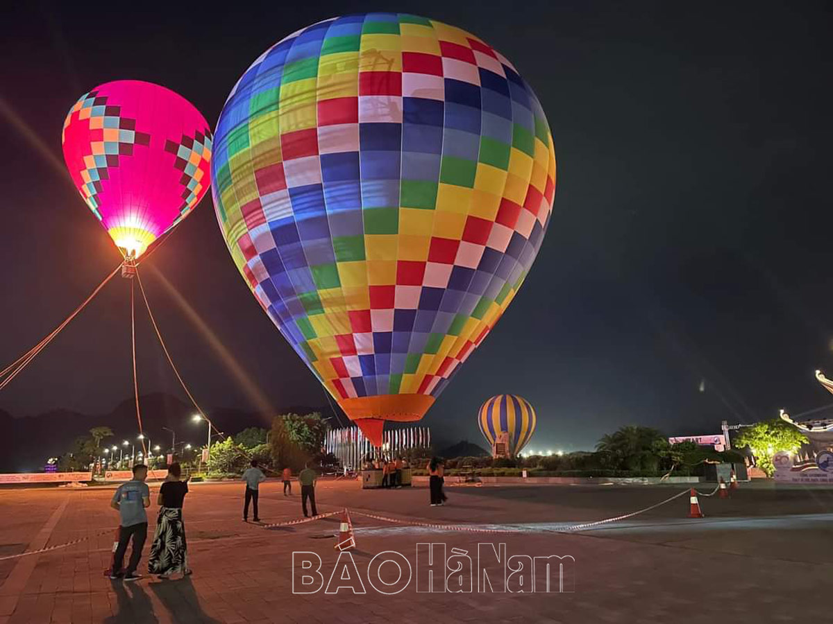 Hàng nghìn người được tham gia hoạt động trải nghiệm bay khinh khí cầu trong tuần Văn hóa du lịch Hà Nam 2023