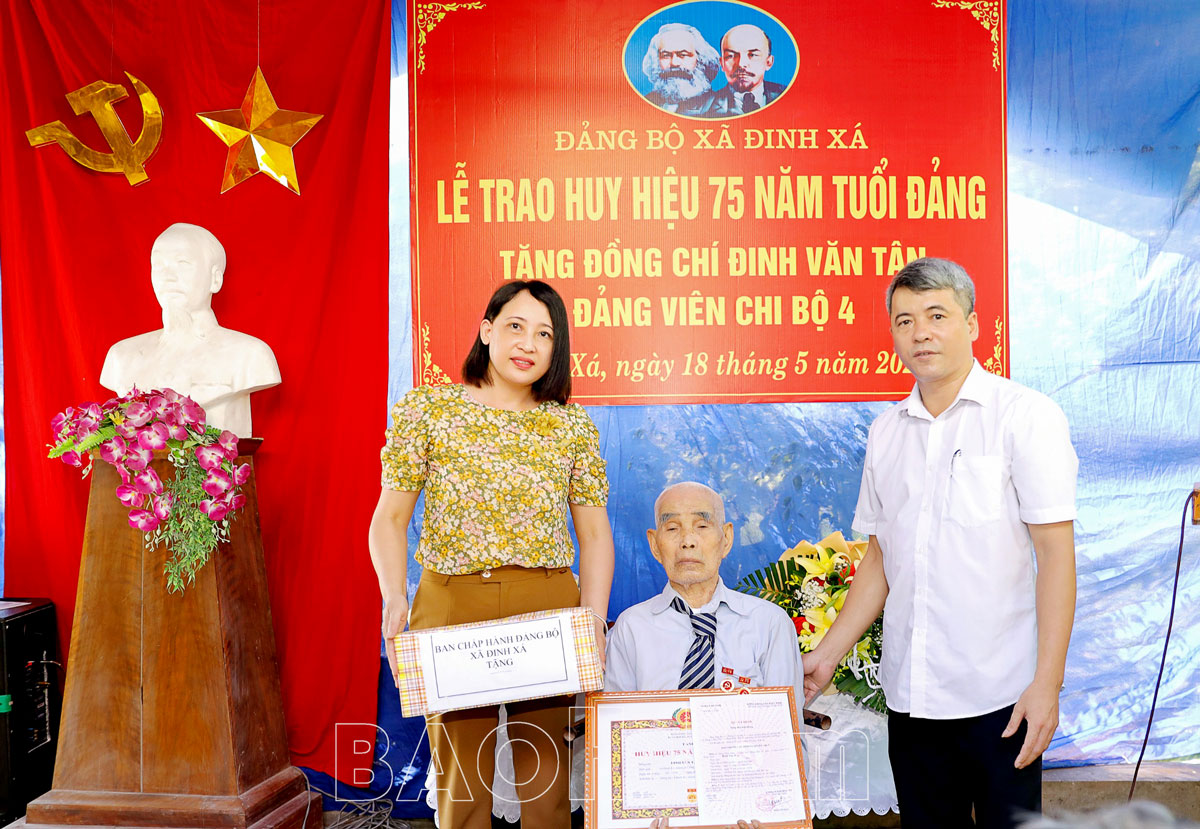 Đảng bộ Thành phố Phủ Lý trao tặng Huy hiệu đảng cho 210 đảng viên dịp 195