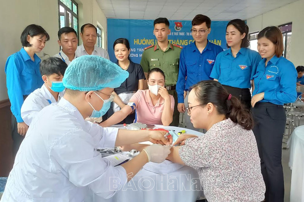 Khám bệnh miễn phí cho công nhân trên địa bàn thị xã Duy Tiên