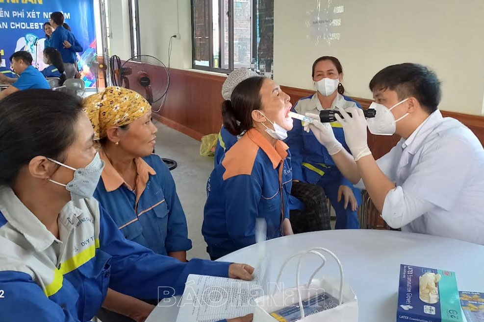 Khám bệnh miễn phí cho công nhân trên địa bàn thị xã Duy Tiên