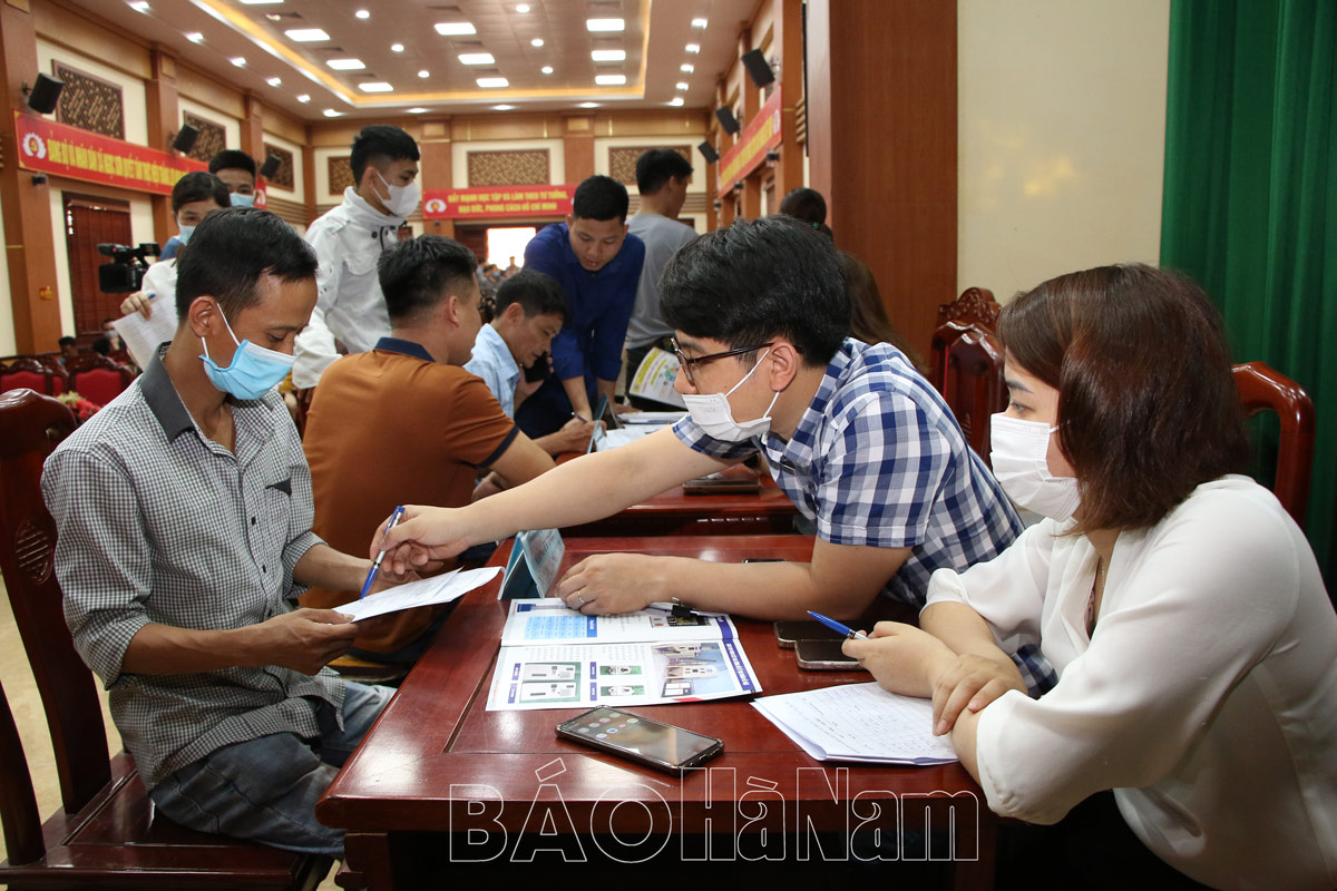 108 người chấp hành xong án phạt tù trở về địa phương Kim Bảng tái hòa nhập cộng đồng tham gia phiên giao dịch việc làm tháng 5