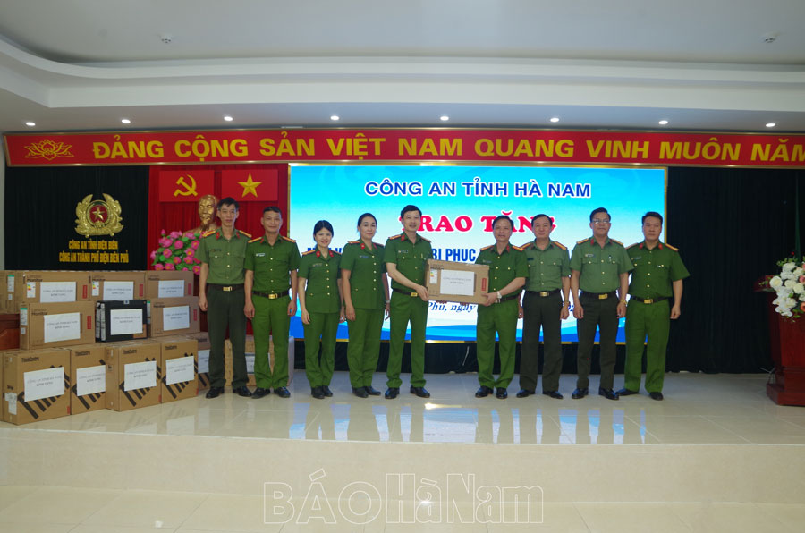 Công an Hà Nam Trao tặng máy vi tính và thiết bị phục vụ công tác làm sạch dữ liệu dân cư cấp CCCD cho Công an thành phố Điện Biên Phủ tỉnh Điện Biên