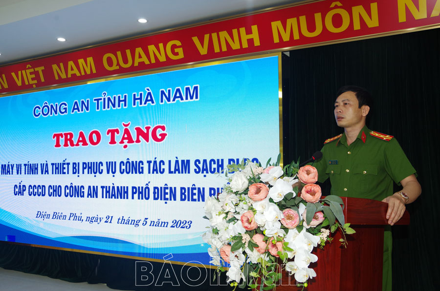Công an Hà Nam Trao tặng máy vi tính và thiết bị phục vụ công tác làm sạch dữ liệu dân cư cấp CCCD cho Công an thành phố Điện Biên Phủ tỉnh Điện Biên