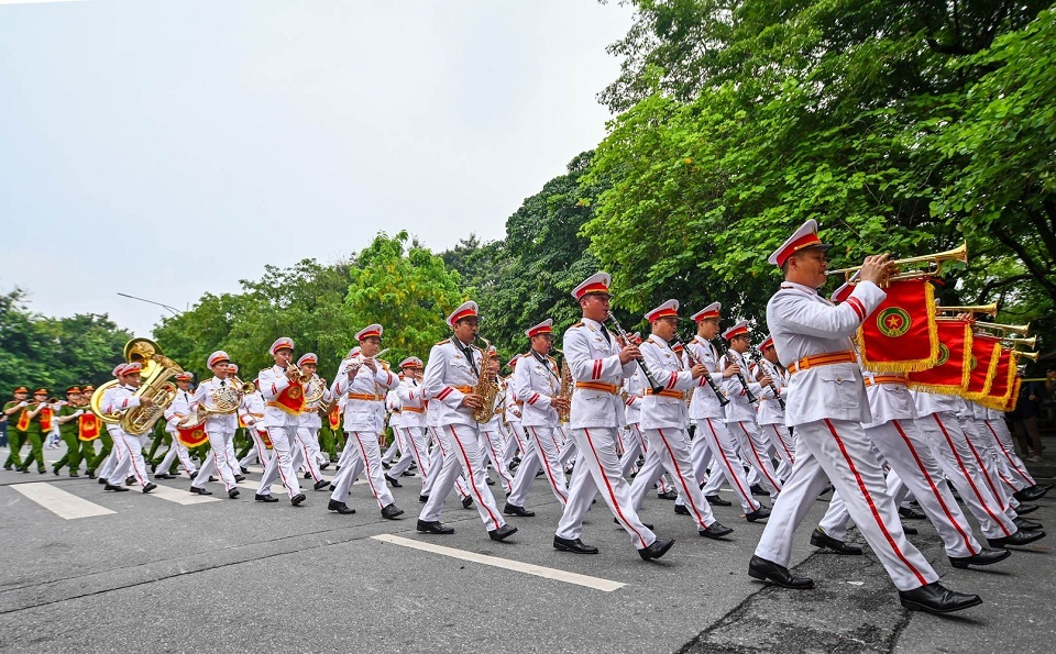 Đoàn nghi lễ CAND biểu diễn Nhạc kèn diễu hành tại phố đi bộ thành phố Phủ Lý vào tối 275
