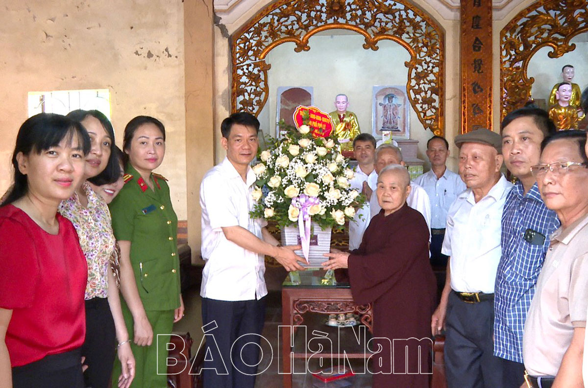 Đoàn lãnh đạo thành phố Phủ Lý thăm chúc mừng Đại lễ Phật đản tại các chùa trên địa bàn