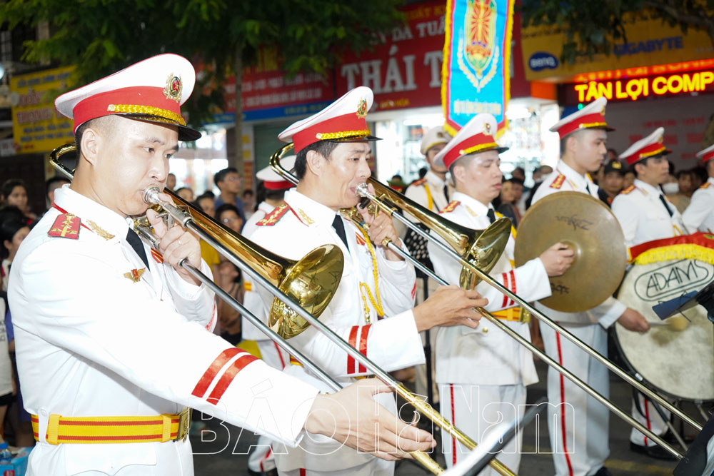 Người dân Hà Nam lần đầu thưởng thức biểu diễn Nhạc kèn do Đoàn nghi lễ Công an nhân dân biểu diễn trân tuyến phố đi bộ TP Phủ Lý