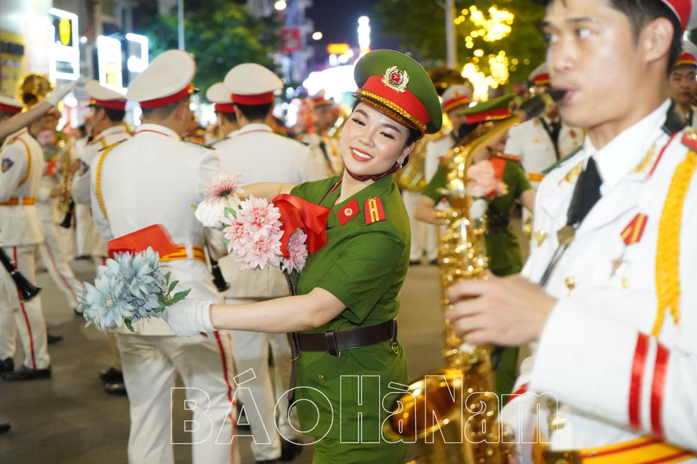 Người dân Hà Nam lần đầu thưởng thức biểu diễn Nhạc kèn do Đoàn nghi lễ Công an nhân dân biểu diễn trân tuyến phố đi bộ TP Phủ Lý