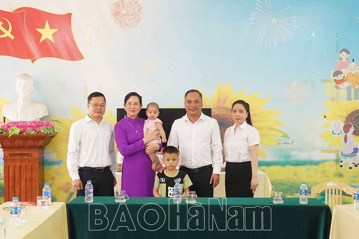 Đồng chí Bí thư Tỉnh ủy Lê Thị Thủy nhận đỡ đầu trẻ có hoàn cảnh đặc biệt