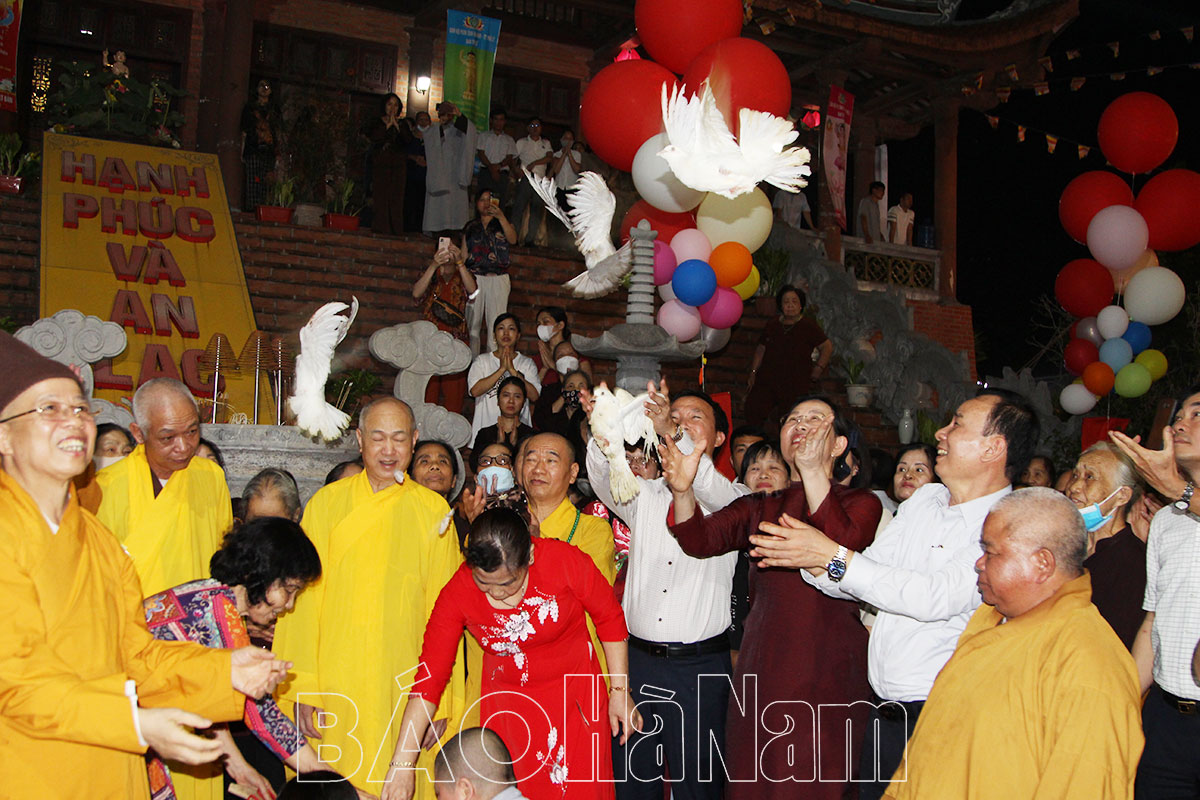 Bí thư Tỉnh ủy Lê Thị Thủy cùng Đoàn cán bộ lãnh đạo thăm chúc mừng Ban trị sự Phật giáo Việt Nam tỉnh và dự Lễ Phật đản