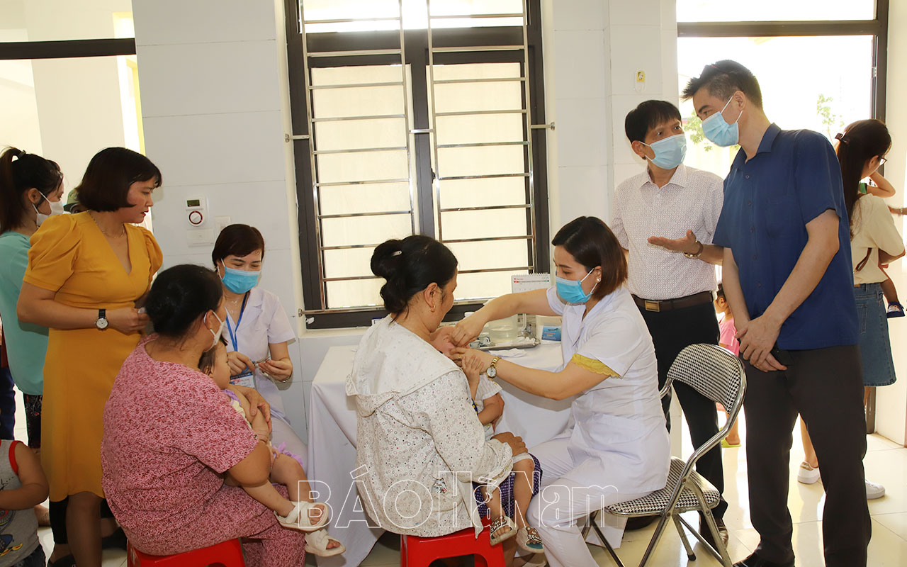 Hà Nam Đồng loạt tổ chức cho trẻ uống vitamin A tại 115 điểm nhân Ngày Vi chất dinh dưỡng 16