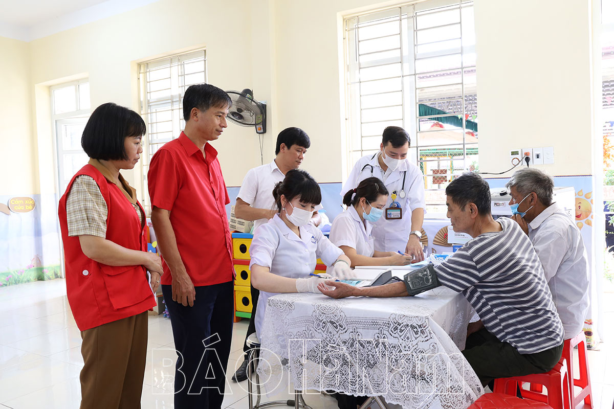 Khám tư vấn và cấp thuốc miễn phí cho 200 người dân tại Mộc Bắc