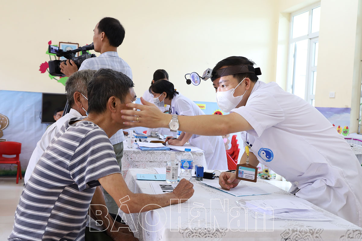 Khám tư vấn và cấp thuốc miễn phí cho 200 người dân tại Mộc Bắc