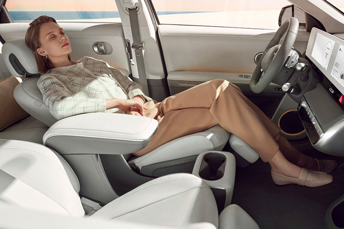 Ngủ trong ô tô điện có an toàn hơn xe chạy xăng dầu