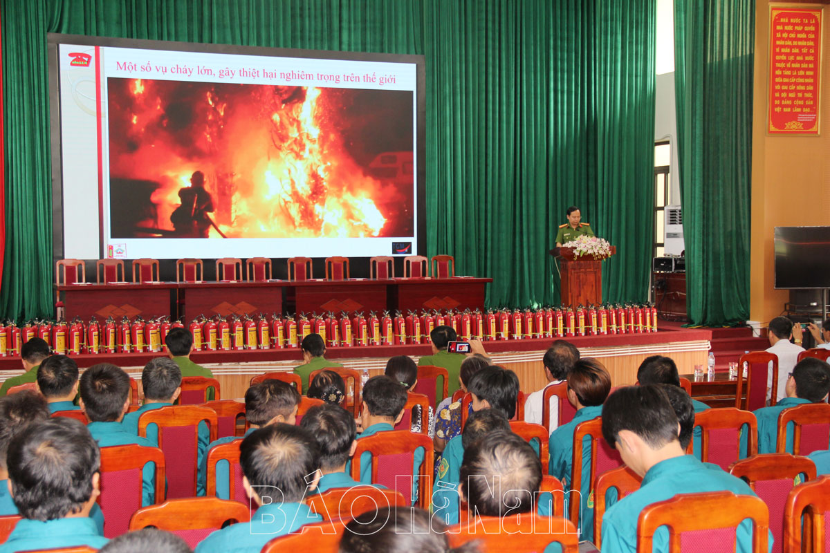 Phường Lam Hạ phát động phong trào “Nhà tôi có bình chữa cháy” và tuyên truyền tập huấn kỹ năng PCCC và CNCH